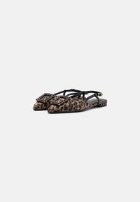 Bailarinas slingback de estampado de leopardo con tiras negras, punta afilada y detalle decorativo de hebilla. Suela plana con un acabado suave.