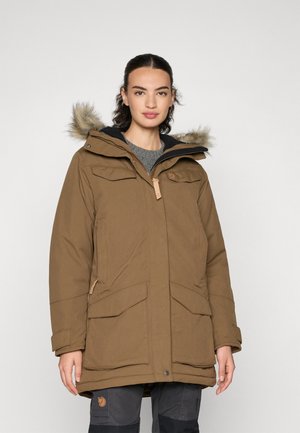 Bruine parka jas met een bontgevoerde capuchon, voorzien van twee grote zakken aan de voorkant, een ritssluiting en een robuust ontwerp.