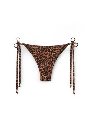 Slip bikini con stampa leopardata, fiocchi laterali e piccoli dettagli con perline su sfondo bianco.