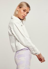 Urban Classics LADIES SHORT BOXY WORKER JACKET - Chaqueta vaquera - white