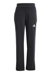 Pantaloni sportivi neri realizzati in un tessuto morbido, con una vita elasticizzata e un logo Adidas bianco sulla coscia sinistra. Design a gamba dritta.