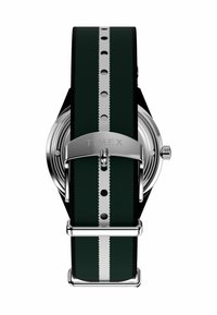 Timex sat sa metalnim kućištem, zelenim platnenim remenom s bijelim prugama i metalnom kopčom. Okrogli brojčanik i teksturirana površina.