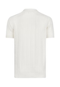 Suéter blanco de punto de manga corta con un patrón texturizado, que presenta rayas verticales y un cuello redondo acanalado.