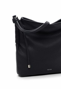 Sac à bandoulière en cuir noir avec une finition texturée, une sangle fine et un logo subtil embossé à l'avant. Design simple et fonctionnel.
