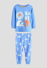 Hellblaues Baumwoll-Pyjama-Set mit einem langärmeligen Oberteil, das weiße und orange Grafiken zeigt, und passenden Hosen mit abstrakten weißen Mustern.