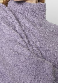 Monki Stickad tröja - purple