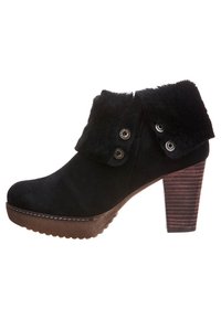 Schwarze Wildleder-Stiefelette mit Kunstfellkragen, zwei Metallknöpfen, klobigem Absatz und strukturiertem braunem Schuhsohle. Hat kontrastierende Nähte.