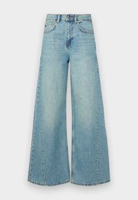 Široké svetlomodré džínsy s vysokým pásom, prednými vreckami a viditeľným prešívaním pozdĺž švov. Minimálny efekt umelého nosenia.