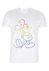 Hvid T-shirt med en regnbue-gradiant kontur af en tegneserie-mus, der har store runde ører, et smilende ansigt og små knapper på sine shorts.
