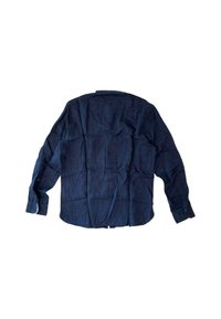 Camicia a maniche lunghe blu navy realizzata in un tessuto testurizzato, con colletto button-down e polsini con bottoni, che mostra rughe visibili.