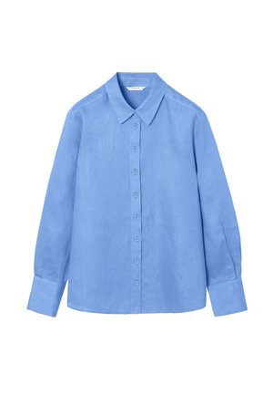 Világoskék, hosszú ujjú patentos ing, hegyes gallérral és mandzsettás ujjakkal, fehér háttéren bemutatva.
