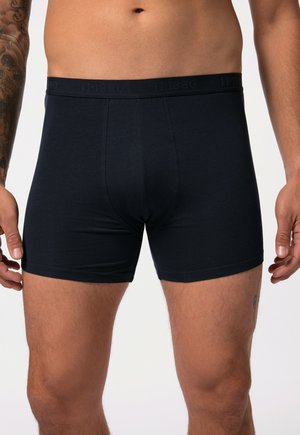 Dunkelblaues Boxer-Shorts aus weichem, elastischem Stoff. Mit einem bequemen Bund mit geprägtem Branding, slim-fit Design und mittellanger Beinform bis zum Oberschenkel.