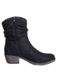 Botín de cuero negro con parte superior fruncida, cremallera lateral y tacón texturizado. Presenta una puntera redonda y un tacón bajo, apilado, estilo madera.