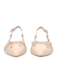 Scarpe flat in pelle beige con punta appuntita, interno imbottito e dettagli intrecciati. Cinturino alla caviglia regolabile con fibbia in tonalità oro.