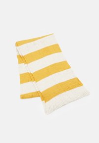 Cachecol amarelo e branco com riscas, feito em tecido de malha canelada, apresentando riscas largas e estreitas alternadas com bordas acabadas.