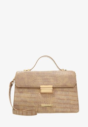 Bolso beige con relieve de cocodrilo, forma estructurada, herrajes dorados, correa desmontable y asa superior. Solapa plegable con cierre magnético.
