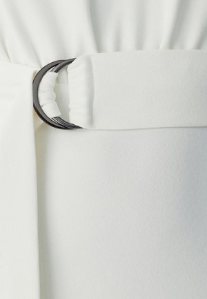 Bílý látkový pásek s černou kulatou kovovou sponou, s hladkým povrchem a pečlivě sbíraným designem.