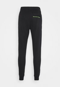 Svarta sweatpants i bomullsblandning, med elastisk midja, avslutade anklar och ett grönt tryck med texten "Beaverton, Oregon" på baksidan.
