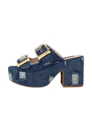 Zoccoli in denim con finitura usurata. Presentano due accessori a fibbia dorata e un tacco robusto, offrendo un design unico.