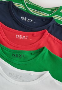 Cinq t-shirts à col rond soigneusement empilés en rayures vertes, bleu marine, rouge, vert et blanc, chacun étiqueté "NEXT Everyday Tee" à l’intérieur du col.