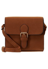 Brązowa zamszowa torba na ramię z klapką, paskiem i detalem z klamrą. Posiada czarne przeszycia wzdłuż krawędzi. Kompaktowy, prostokątny kształt.