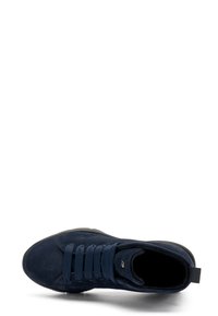 Zapatillas de ante azul marino con punta redonda, diseño de cordones y tela texturizada. Cuenta con una lengüeta en el talón y suela de goma negra.