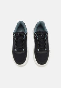 Melnas sporta kurpes ar teksturētu virsmu, pelēkiem akcentiem un baltām zālēm. Aprīkotas ar šņorēm un m�īkstu, gaiši zilu oderi.