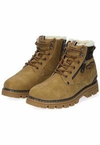 Bottines en daim marron avec une doublure en fausse fourrure, œillets en métal, fermetures éclair latérales et semelles en caoutchouc robustes avec des profondeurs pour une meilleure traction.
