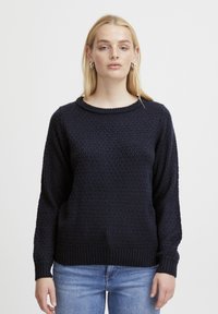 Dunkelblauer strukturierter Pullover mit Rundhalsausschnitt, langen Ärmeln und gerippten Bündchen sowie Saum. Weiches Strickmaterial mit einem subtilen Muster.
