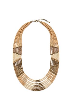 Collier à plusieurs rangs de perles beige et marron avec des motifs géométriques et un fermoir mousqueton sur fond blanc.