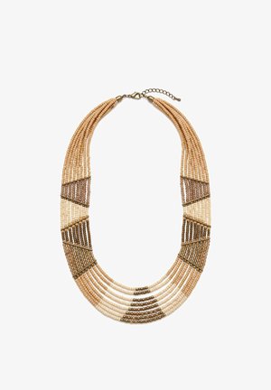 Bruin- en beige gekleurde meerstrengige kralenhalsketting met geometrische patronen en een oesterhaaksluiting op een witte achtergrond.