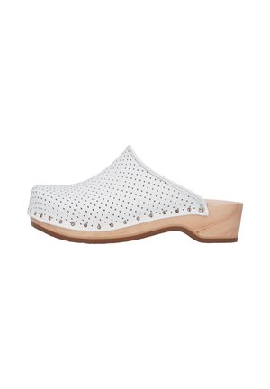 Biały perforowany skórzany chodak z drewnianą podeszwą i małymi metalowymi ćwiekami wzdłuż krawędzi, odkrytym tyłem i niskim obcasem.