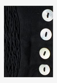 Izbrano, washed black