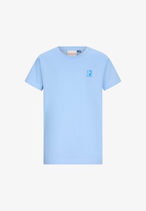 Lichtblauw T-shirt met korte mouwen voor peuters, met een klein verticaal "Retour R" logo in blauw op de linker bovenborst.