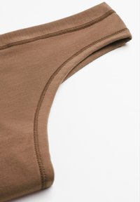 Bruine katoenen slip met een gladde textuur, voorzien van gestikte randen en een brede tailleband. Het ontwerp heeft een subtiele kromming voor een comfortabele pasvorm.