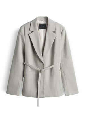 Hellgrauer Damenblazer mit Kragen mit Kerbe, langen Ärmeln, Gürtel in der Taille und vorderen Paspeltaschen, flach auf weißem Hintergrund ausgelegt.