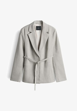 Lichtgrijze damesblazer met reverskraag, lange mouwen, tailleceintuur en voorzakken, plat gelegd op een witte achtergrond.