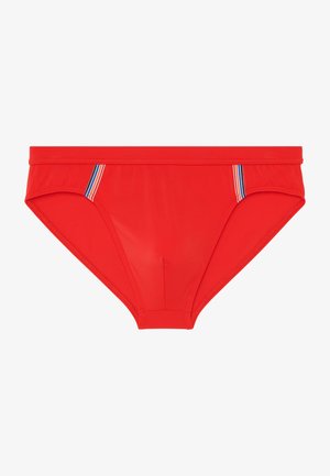 Punaiset uimapuvut, joissa on sileä pinta ja sivuissa sinisiä, valkoisia ja punaisia raitoja; keskipitkä leikkaus ja elastinen vyötärönauha.