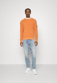 Calvin Klein Jeans BADGE EASY SWEATER - Trui - burnt clay