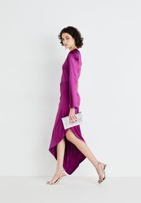 WAL G. OLESSIA ONE SLEEVE DRESS - Džersio suknelė - plum