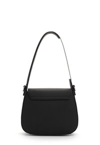 Bolso sintético negro con una textura suave, forma redondeada y un asa corta. Presenta un cierre de solapa y detalles de costura mínimos.