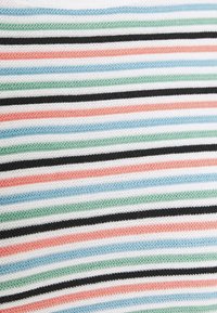 Tejido de punto con rayas horizontales en rojo, azul, negro, verde y blanco. La textura es suave con un ligero estiramiento.