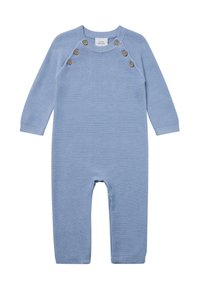 Hellblauer gestrickter Overall mit langen Ärmeln, der an der Schulter mit Holzknöpfen und an den Bündchen sowie Beinen mit einem gerippten Muster versehen ist.