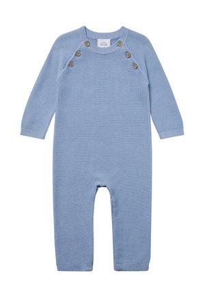 Hellblauer gestrickter Overall mit langen Ärmeln, der an der Schulter mit Holzknöpfen und an den Bündchen sowie Beinen mit einem gerippten Muster versehen ist.