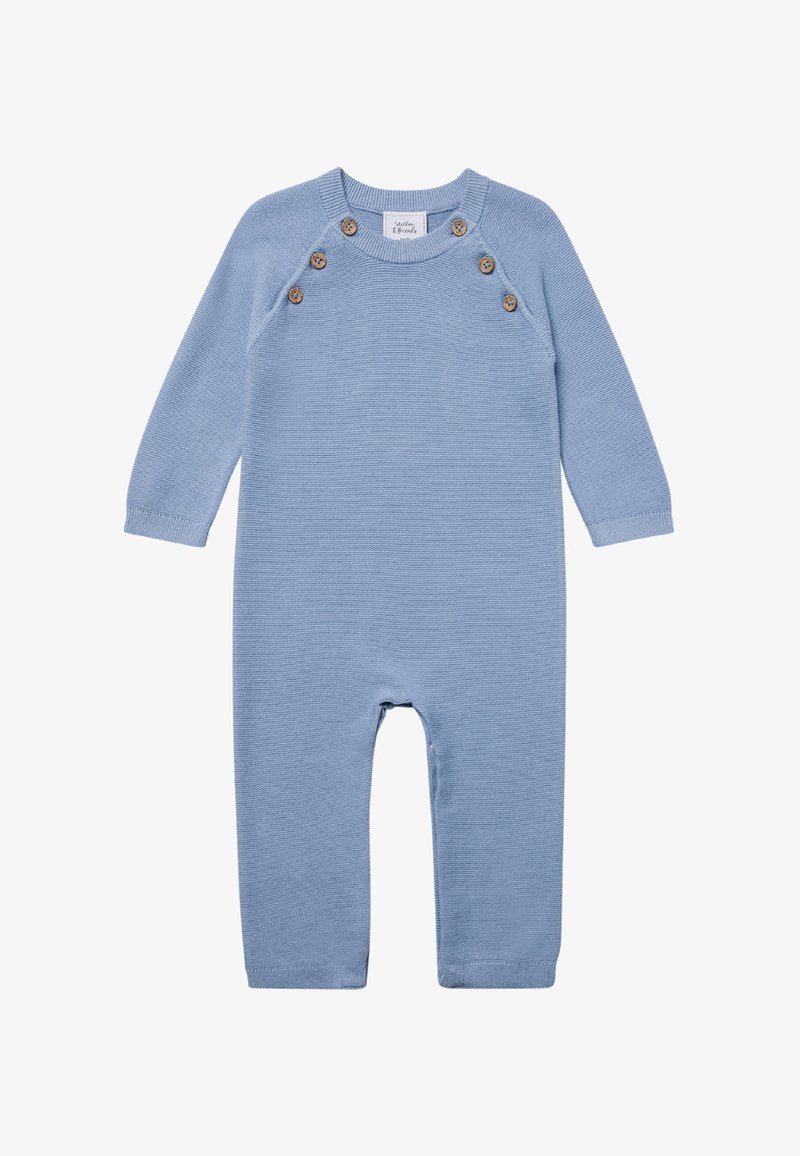 Hellblauer gestrickter Overall mit langen Ärmeln, der an der Schulter mit Holzknöpfen und an den Bündchen sowie Beinen mit einem gerippten Muster versehen ist.