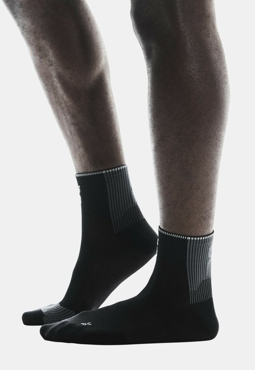 On PERFORMANCE RUN SOCK MID UNISEX - Sports socks - black eclipse — foto 3