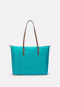 Saco tote em azul-petróleo, feito de tecido durável, com duas alças em pele castanha, um bolso frontal retangular e fecho com zíper.