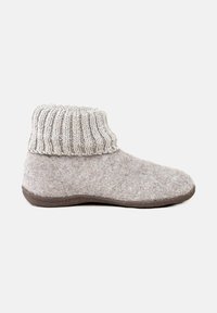 Pantofole grigie in feltro con fondo in maglia a coste, punta arrotondata e superficie texture. Suola flessibile per comfort e facilità di movimento.