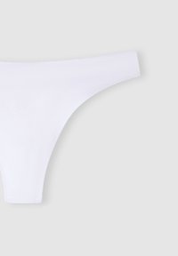 Perizoma bianco con un design senza cuciture, texture liscia e fascia elastica. Stile minimalista e semplice.