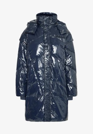 Marineblå, glansfull pufferjakke med høy krage og trykknappdetaljer. Kviltet design og ribbestrikkede mansjetter for ekstra varme.